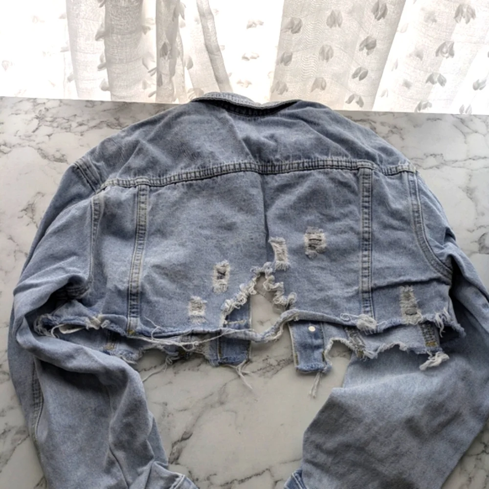 Maternity Light Blue Distressed Cropped‎ Denim Jacket - Picture 2 of 5